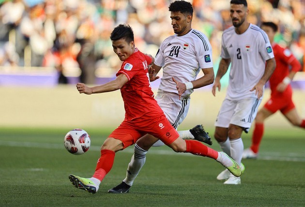 Nguyễn Quang Hải ghi bàn vào lưới Iraq tại ASIAN CUP 2024.
