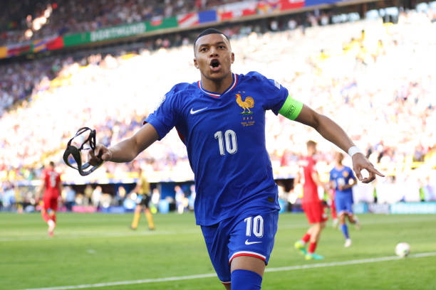 Kylian Mbappe cảm thấy khó chịu khi phải đeo mặt nạ thi đấu.