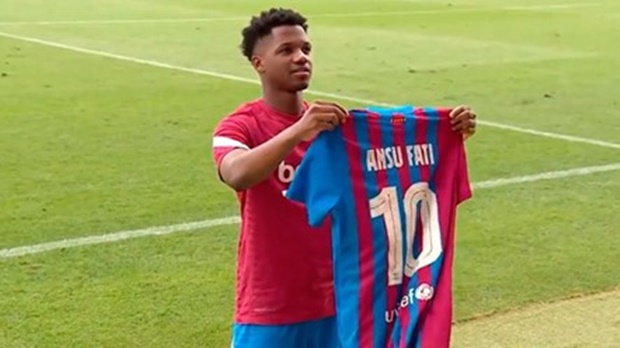 Fati nhận áo số 10 tại Barcelona năm 2021.