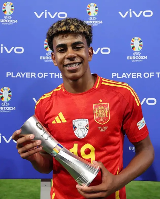 Yamal nhận danh hiệu MVP sau trận đấu.