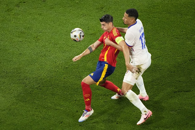 Saliba chơi tốt nhưng không đủ để giúp Pháp đi tiếp.