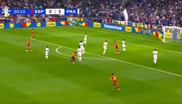 Lamine Yamal đã có một siêu phẩm. Anh tự tin dứt điểm dù ở khoảng cách khá xa, trước vòng vây của hàng thủ Pháp. Một bàn thắng cho thấy sự tự tin của Yamal ở một trận đấu vô cùng quan trọng, trong một sân chơi tầm cỡ thế giới.
