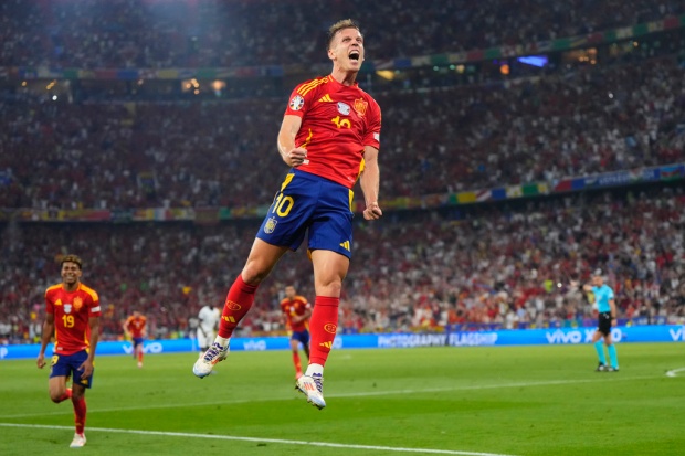 Dani Olmo trở thành cầu thủ Tây Ban Nha đầu tiên ghi bàn trong 3 trận liên tiếp tại vòng chung kết Giải vô địch châu Âu. 5 lần góp bàn của anh tại EURO 2024 (3 bàn, 2 kiến ​​tạo) là nhiều nhất đối với một cầu thủ Tây Ban Nha tại một giải đấu lớn, kể từ khi David Silva làm được điều này tại EURO 2012 (2 bàn, 3 kiến ​​tạo).