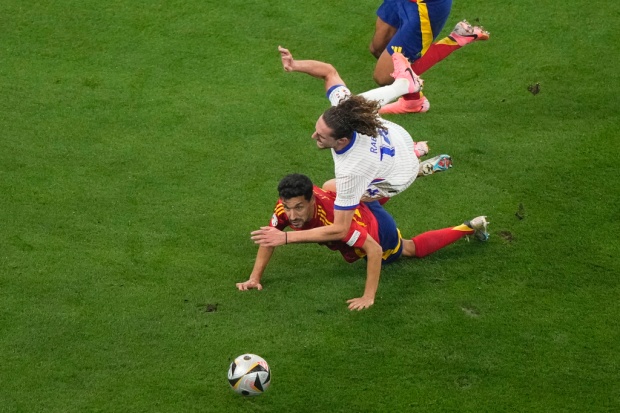 Jesus Navas (38 tuổi và 231 ngày) trở thành cầu thủ lớn tuổi nhất (không tính thủ môn) từng góp mặt trong trận bán kết tại một giải đấu lớn (EURO/World Cup).