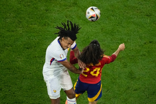 Lần thứ hai trong lịch sử tham dự EURO, Les Bleus thua ngược khi có bàn mở tỷ số. Trước đó, họ thua Hà Lan 2-3 ở vòng bảng EURO 2000.