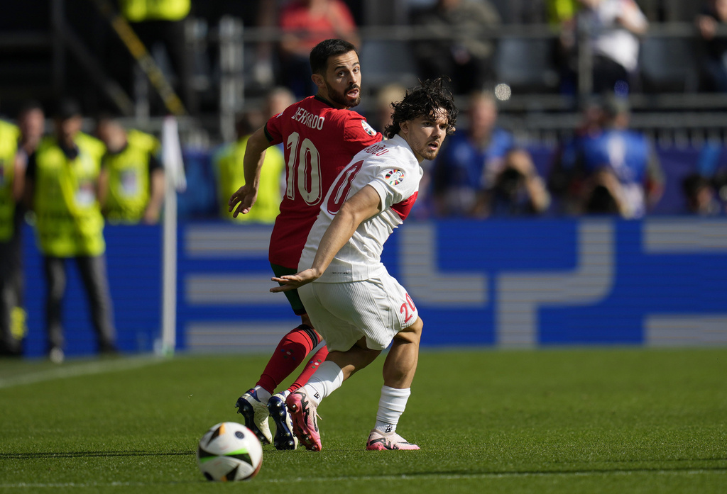 Kadioglu trong một tình huống tranh chấp cùng Bernardo Silva.