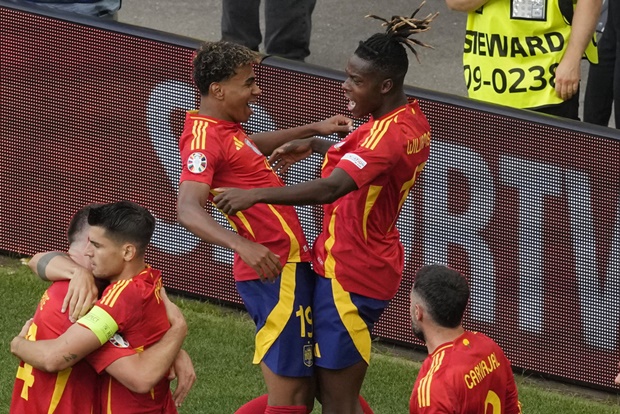 Lamine Yamal và Nico Williams đang chơi rất hay trong màu áo Tây Ban Nha.