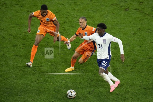 Phong thái chơi bóng của Kobbie Mainoo vô cùng chững chạc.