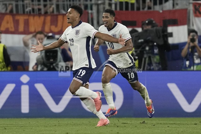 Watkins ăn mừng bàn thắng kết liễu trận đấu ở phút 90.