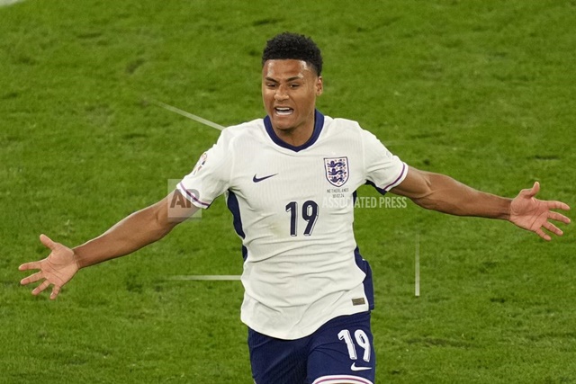 Watkins đóng vai trò người hùng của ĐT Anh.