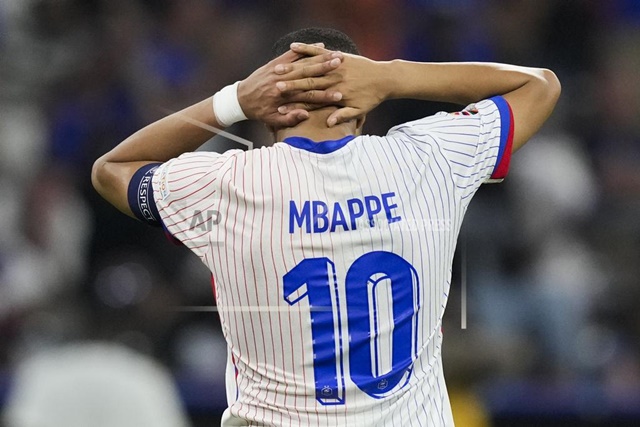 Chiếc mũi bị vỡ đã làm ảnh hưởng tới Mbappe.