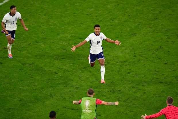 Bellingham ngả mũ trước đồng đội.