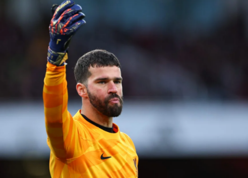 Alisson trong màu áo Liverpool.