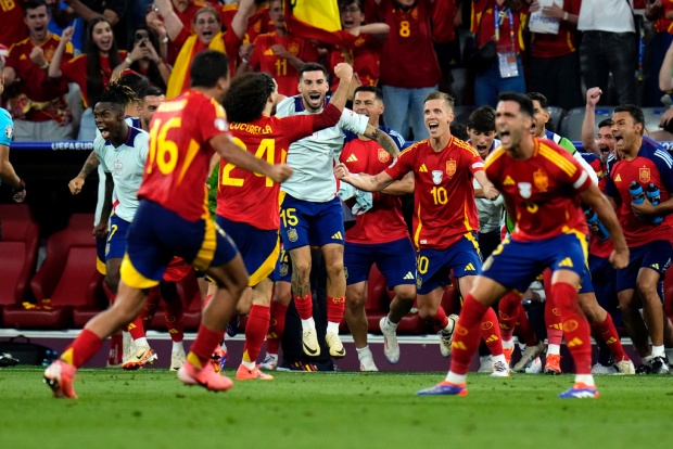 Neville đánh giá cao Rodri và Ruiz,