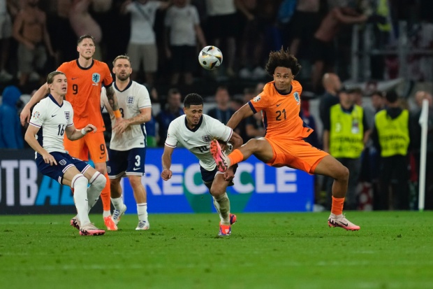 Man Utd đã 'here we go' thương vụ Joshua Zirkzee từ Bologna. CLB chủ sân Old Trafford sẽ không kích hoạt điều khoản giải phóng hợp đồng trị giá 40 triệu euro. Thay vào đó, MU sẽ trả 42,5 triệu euro trong 3 năm. Hợp đồng của Zirkzee kéo dài đến năm 2029, kèm tùy chọn gia hạn.