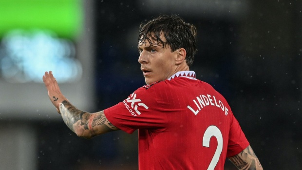 Victor Lindelof phải rời đi để dọn chỗ cho De Ligt và Branthwaite, qua đó giúp Man Utd có thêm tiền để trang trải mua sắm.