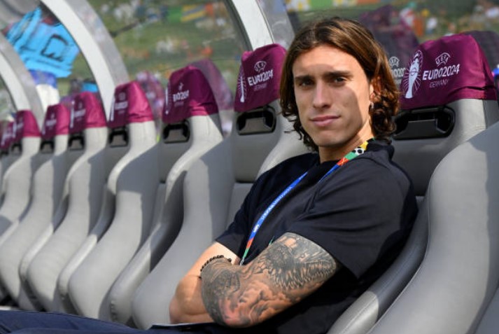 Calafiori vẫn đang chờ Arsenal.