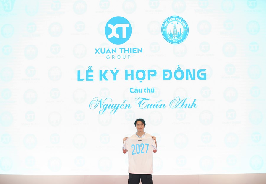 Nguyễn Tuấn Anh ký hợp đồng 3 năm với Nam Định. Ảnh: Nam Định FC.