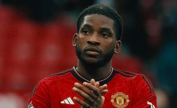 Kambwala chia tay Man Utd.