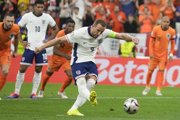 Kane sút phạt đền thàng công tại bán kết.