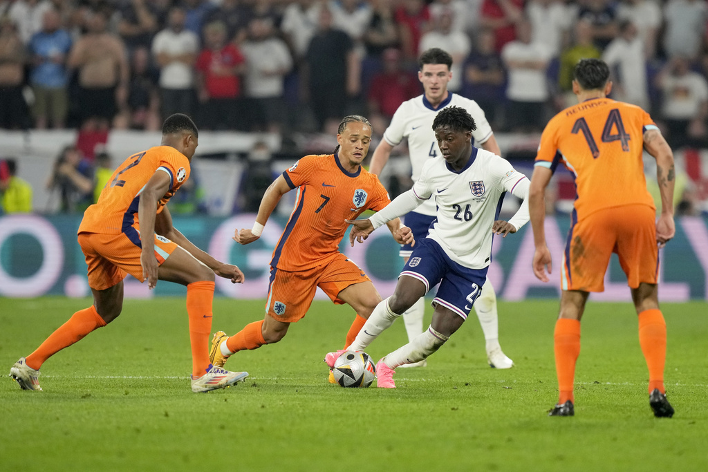 Mainoo trong vòng vây của các cầu thủ Hà Lan ở bán kết.
