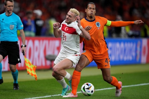 Yilmaz chạm trán Van Dijk ở EURO 2024.