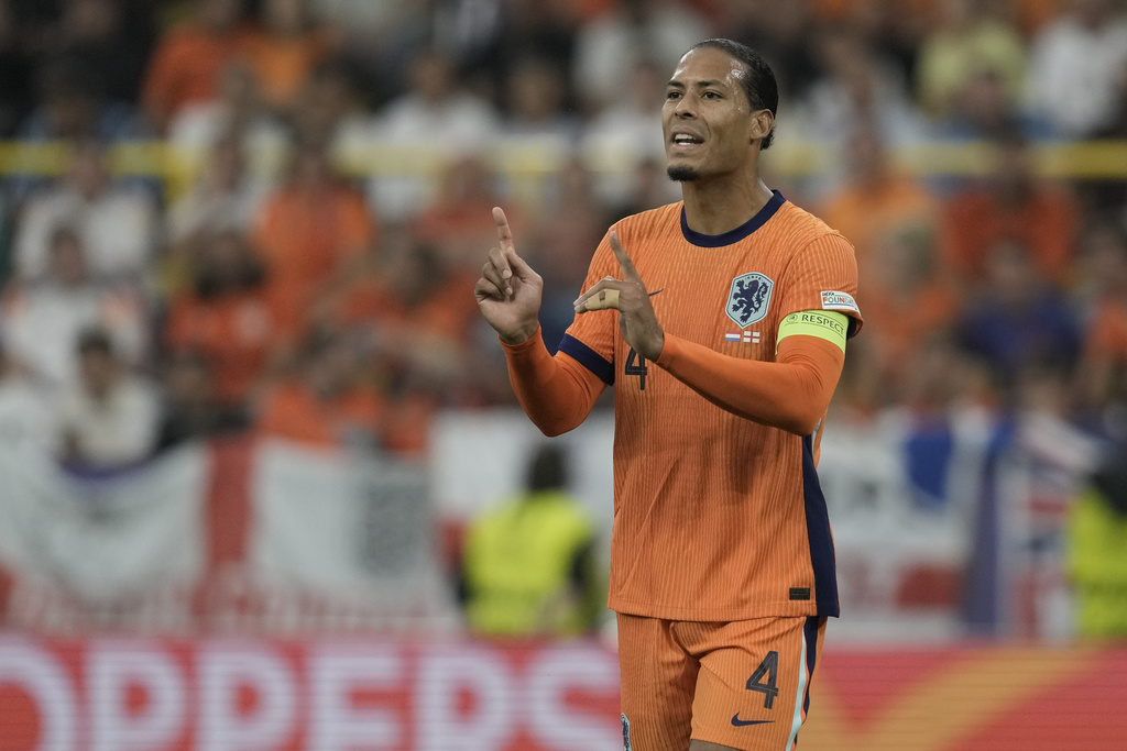 daro van dijk is thinking about joining liverpool