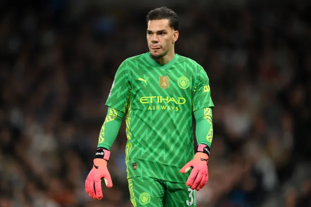 Man City muốn giữ Ederson.