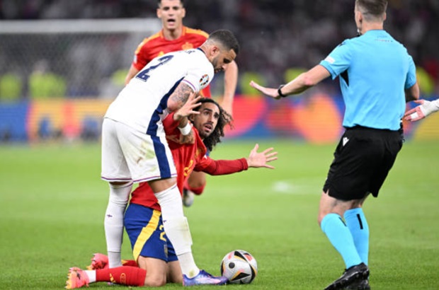 Cucurella đã tận dụng được tình huống loại bỏ Kyle Walker.