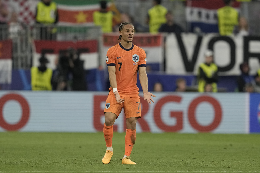 Simons có thể rời PSG dài hạn.