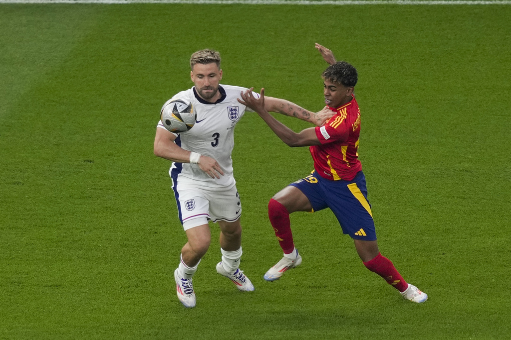Shaw bị kéo lên quá cao ở sơ đồ 3-4-2-1.