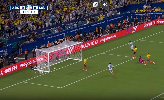 Sau khi sút tung lưới Colombia, Martinez đã ăn mừng trong bối cảnh mà dường như chỉ xuất hiện tại Copa America.
