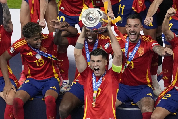 Morata nâng cao cúp vô địch EURO.