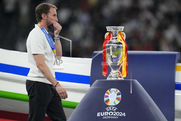 Gareth Southgate buồn bã đi ngang qua chiếc cúp.