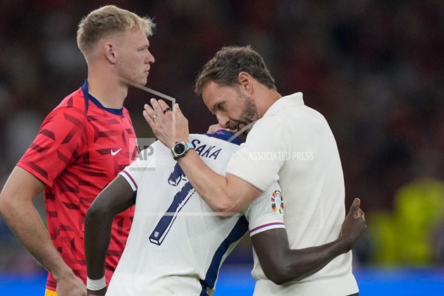 Southgate xứng đáng nhận được một cái ôm.