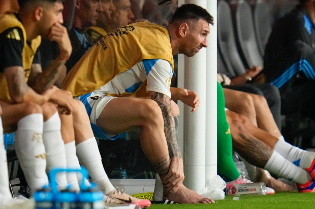 Messi liên tục được nhìn thấy dùng tay nắm vào vị trí cổ chân. Đây có thể là lý do khiến Leo không thể cùng đồng đội chiến đấu cho phần còn lại ở chung kết Copa America 2024.
