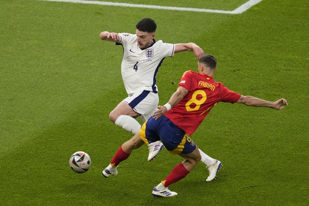Declan Rice bị Rafael van der Vaart chỉ trích thậm tệ.