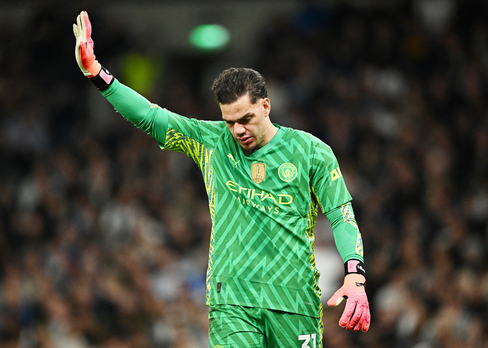 Ederson sẵn sàng rời Man City.
