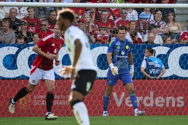 Vitek là điểm sáng của Man Utd.