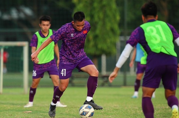 Cầu thủ Việt kiều Hồ Hữu Hưng bị loại khỏi U19 Việt Nam.