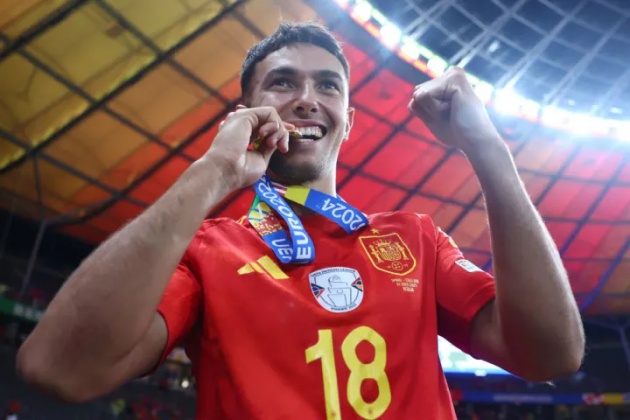 Zubimendi và chiếc huy chương vàng sau trận chung kết EURO 2024.