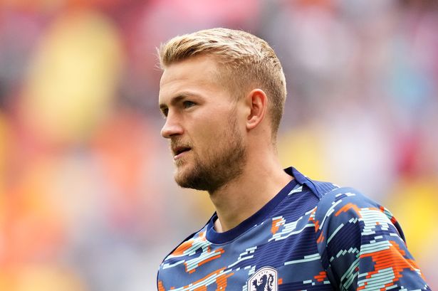 Man Utd nên chọn De Ligt.