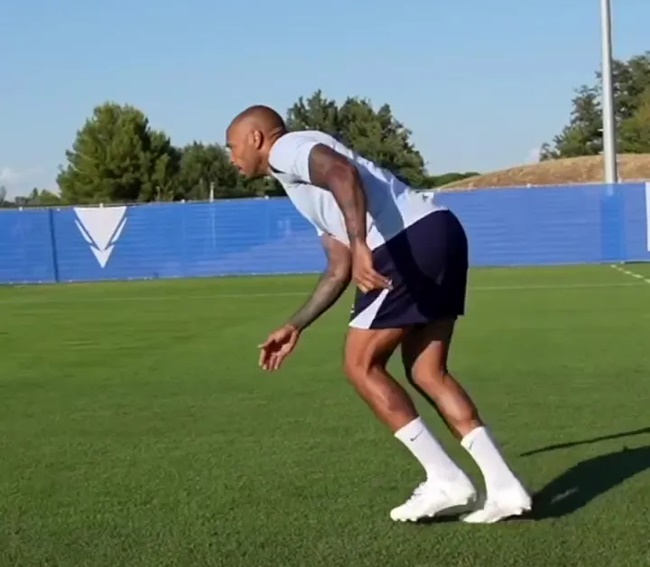 Người hâm mộ tuyên bố Thierry Henry giỏi hơn Kylian Mbappe, ngay cả ở thời điểm hiện tại. Lời ca ngợi đó xuất hiện sau khi huyền thoại của đội tuyển Pháp và Arsenal được nhìn thấy đang tập luyện cùng Olympic Pháp.