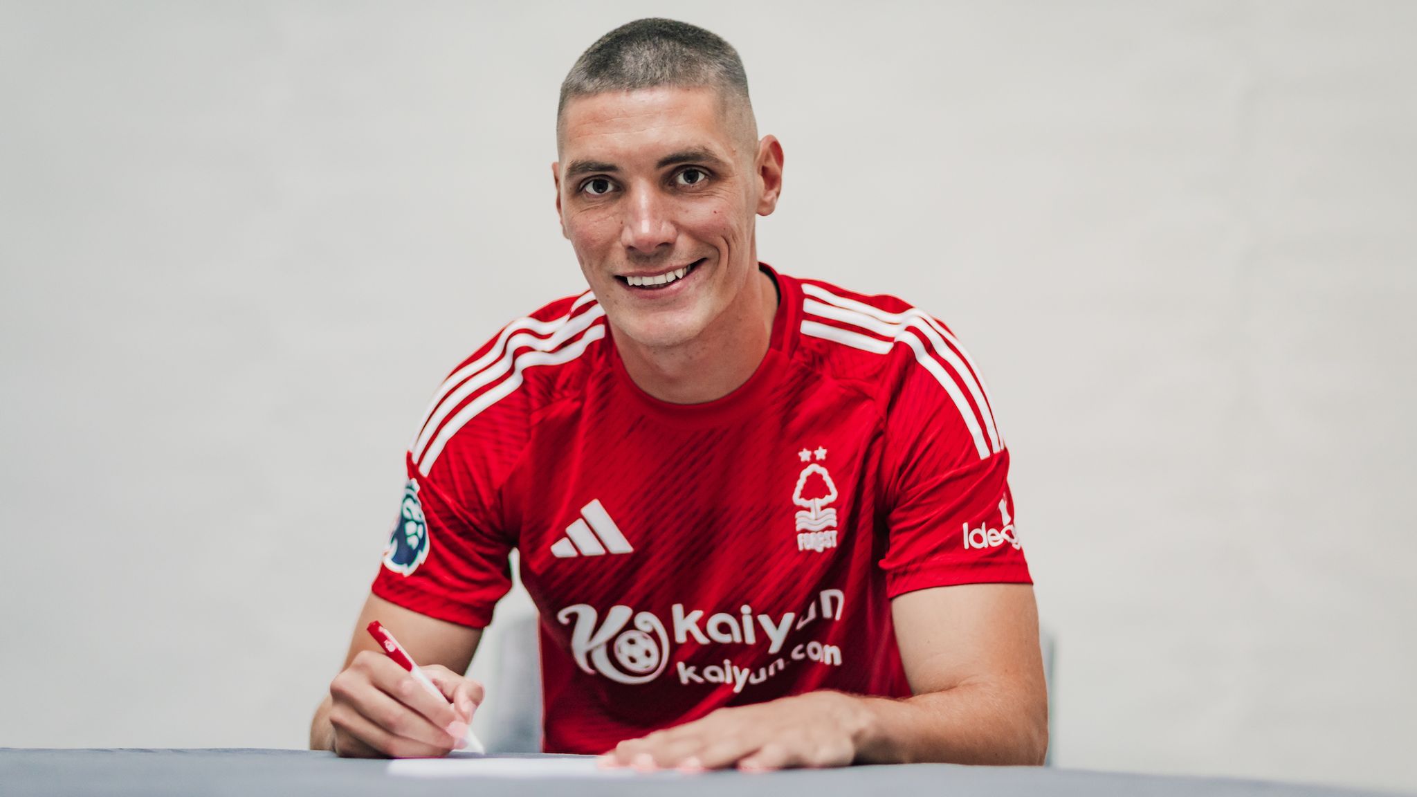 Milenkovic cập bến Premier League.