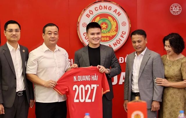 Quang Hải trong buổi lễ gia hạn hợp đồng. Ảnh: CLB CAHN