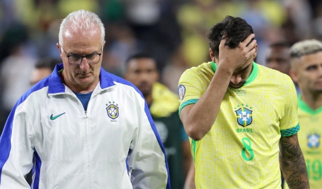HLV Dorival Junior cúi gầm mặt sau thất bại của Brazil tại Copa America 2024.