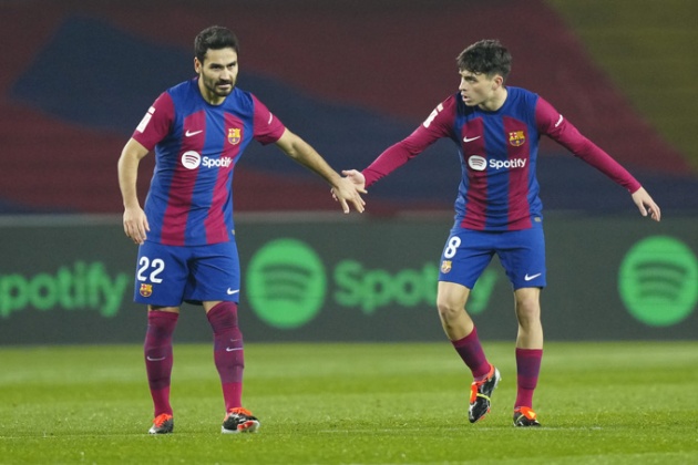 Ilkay Gundogan và Pedri trong màu áu Barca.