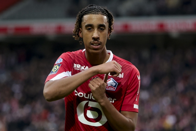 Leny Yoro chuẩn bị ký hợp đồng với Manchester United.