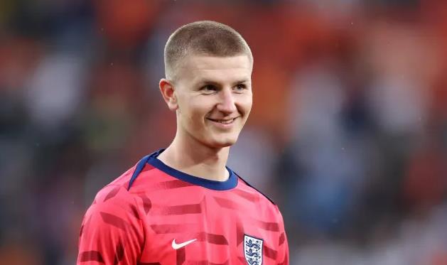 Adam Wharton là tiền vệ đầy tiềm năng.