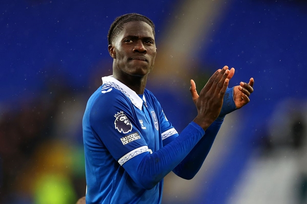 Amadou Onana chuẩn bị chuyển sang khoác áo Aston Villa.